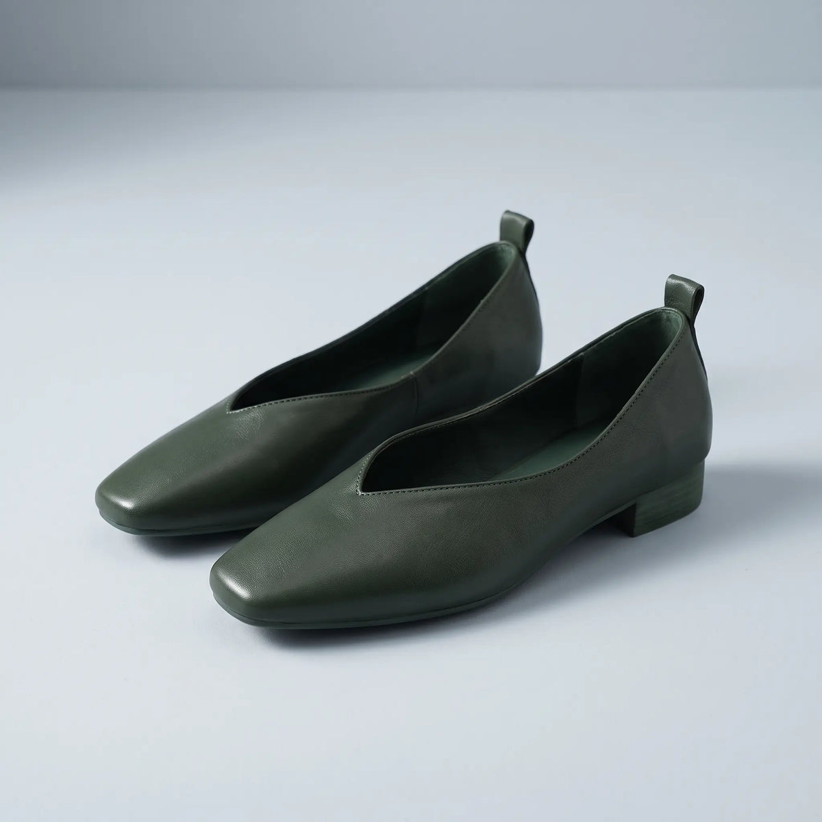 The Mira V-Cut Flat